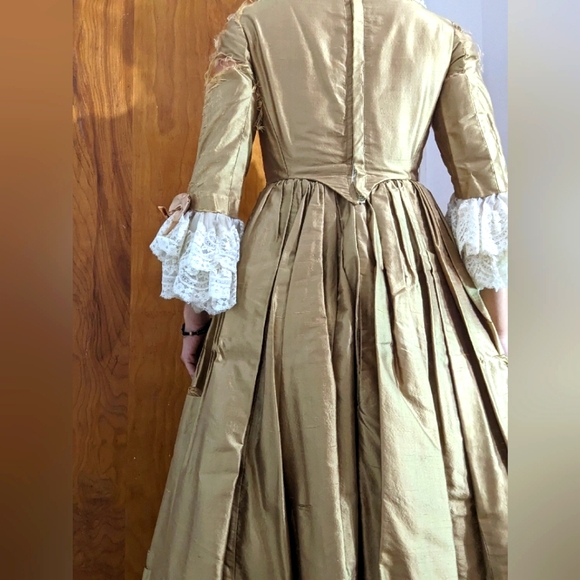 Gold Sleeve Gown louix XIV, period costum - Picture 3 of 9